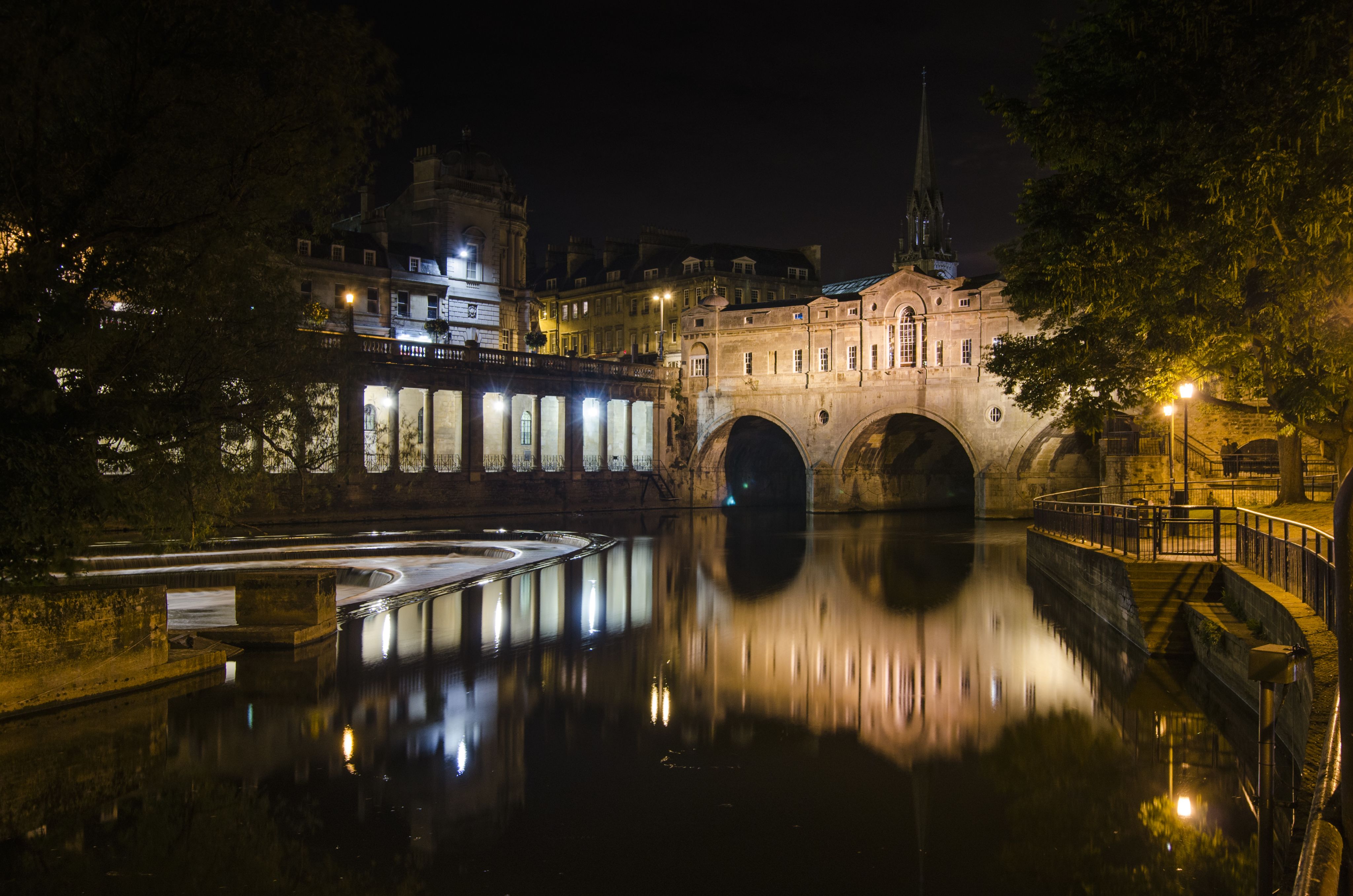 Nighttime image of Pulteney Bridge.