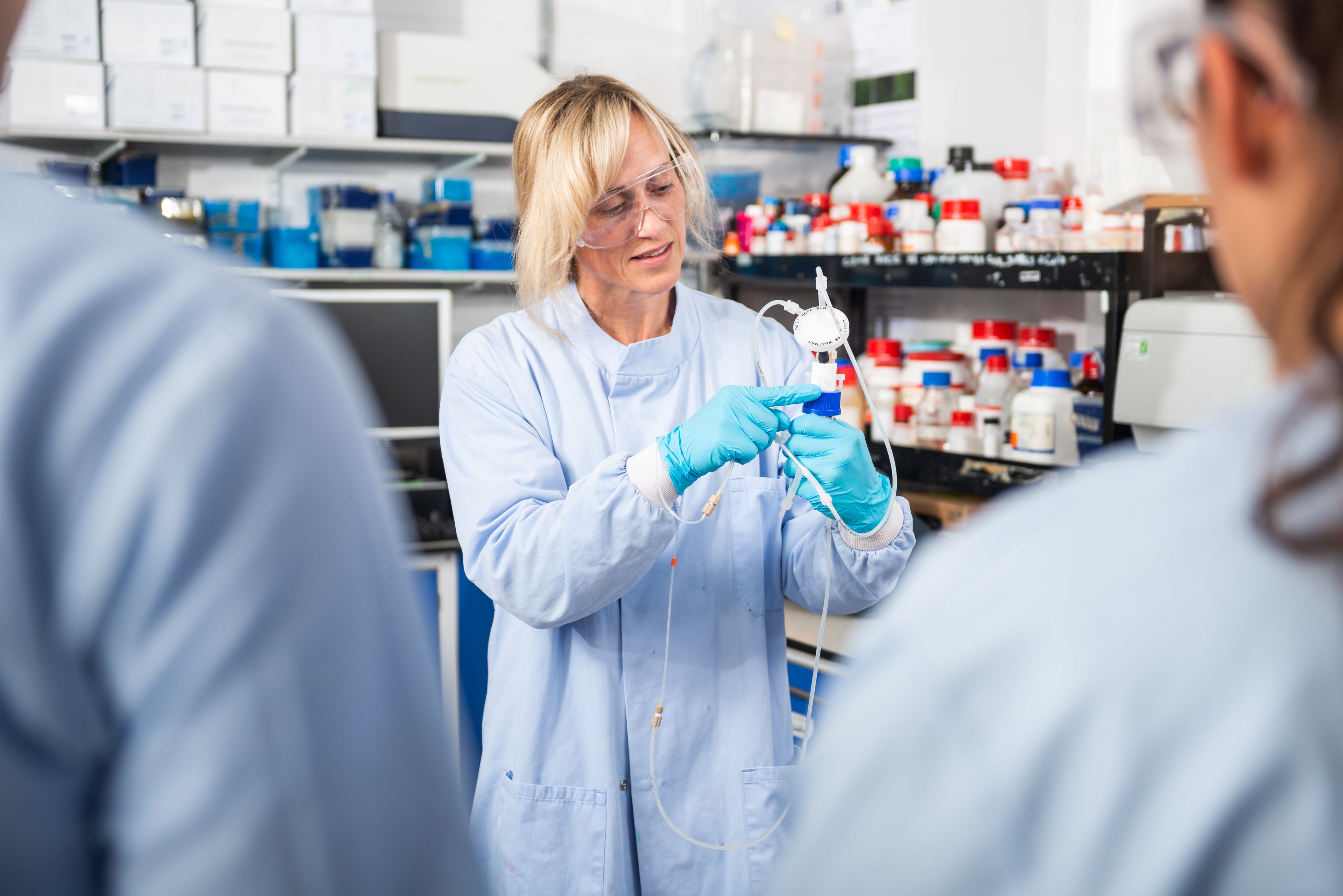 Prof Ellis in discussion with students in the lab