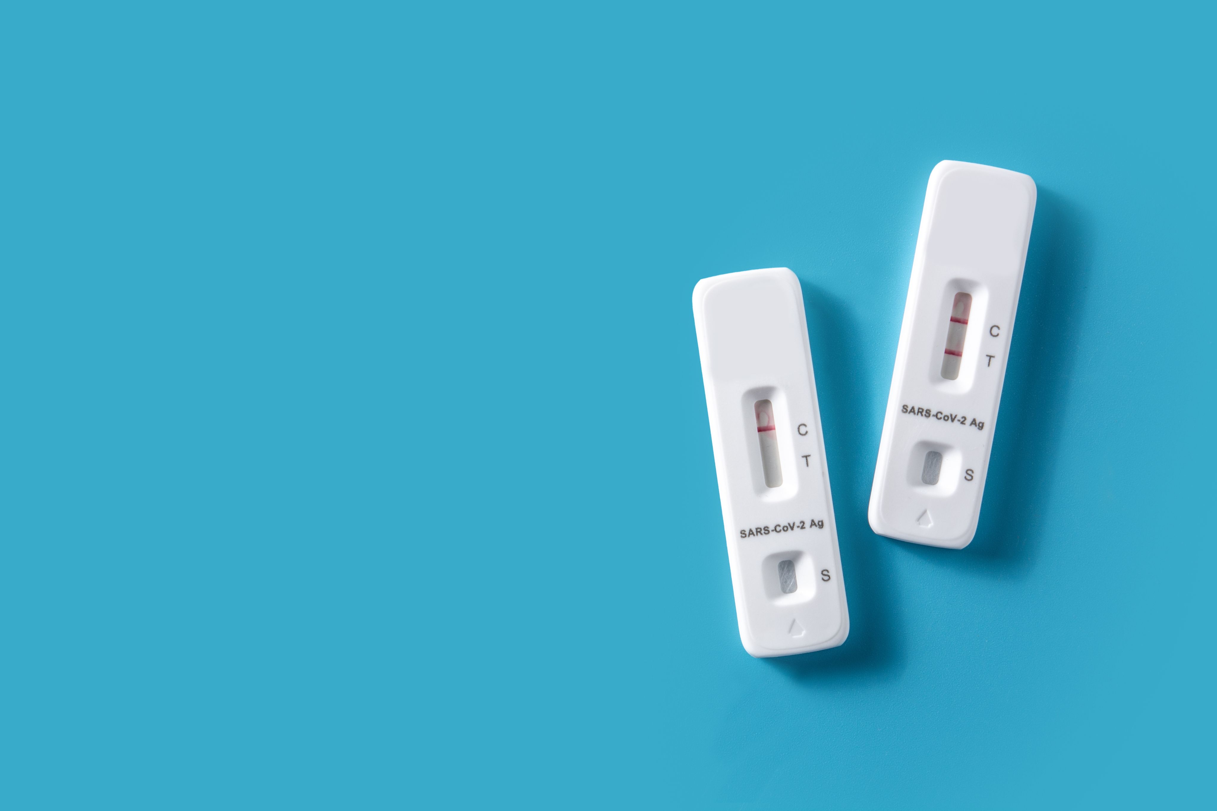 Two lateral flow tests for Covid19, one is positive